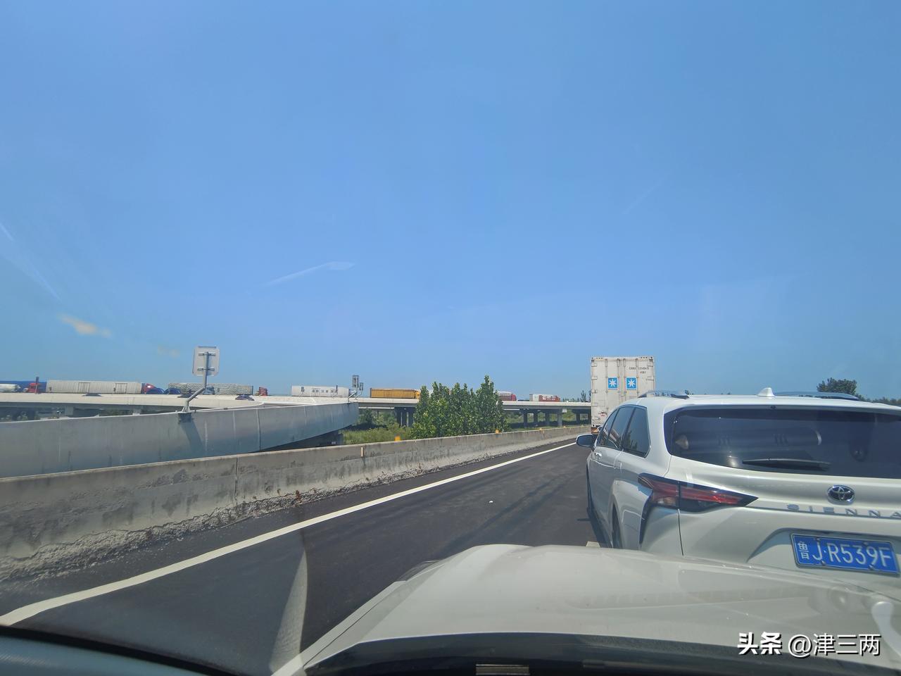 想起了几件过往趣事：
1，8岁某天早上，差点被电死。灯绳断了，想起姥姥昨晚拧一下