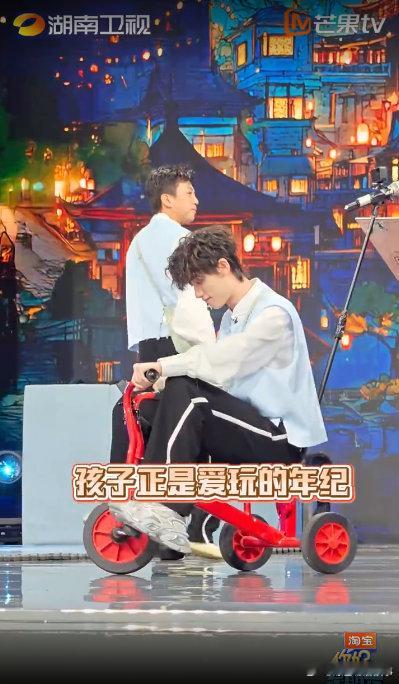 丁程鑫试驾累的是孟子义王星越 你好星期六 好六舞台上，丁程鑫对试驾小车兴趣盎然，