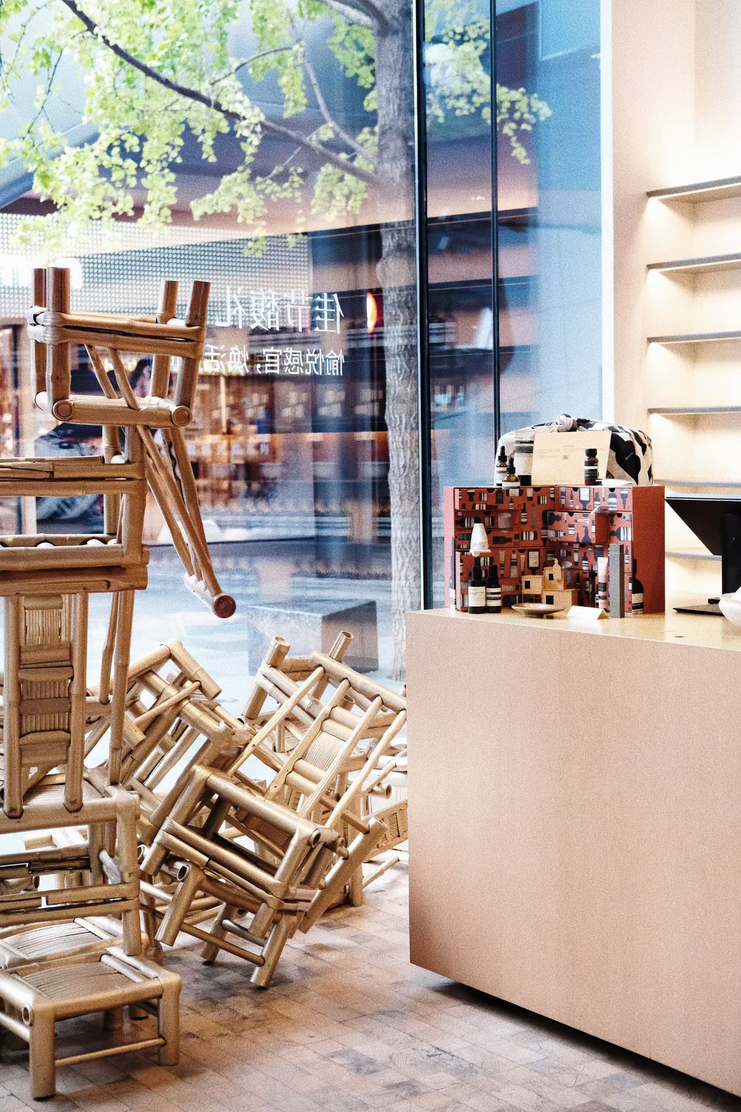 初冬的成都有了节日氛围佳节馥礼，去伊索挑选一款愉悦感官的礼物 🎁