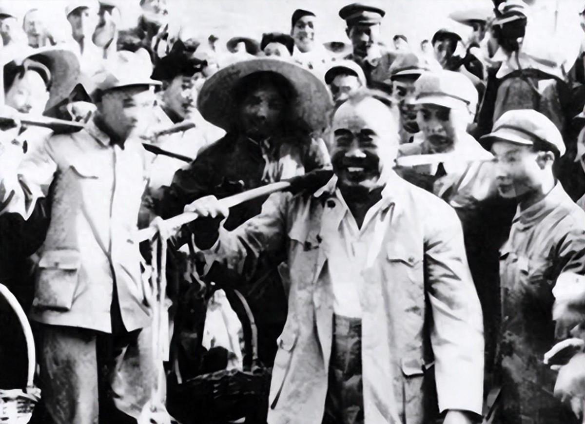 1962年朱德到云南考察多个县城，途中因道路坍塌，临时变更行程参观秀山古城
19