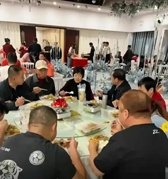 2023年，在湖北武汉闹出“天大的笑话！”。一男子在酒店办婚礼，他们竟然用盒饭招