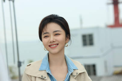 1、谭松韵目前重心还在影视工作上下一部剧接触的是年代剧《启燃》。2、新版《西游记