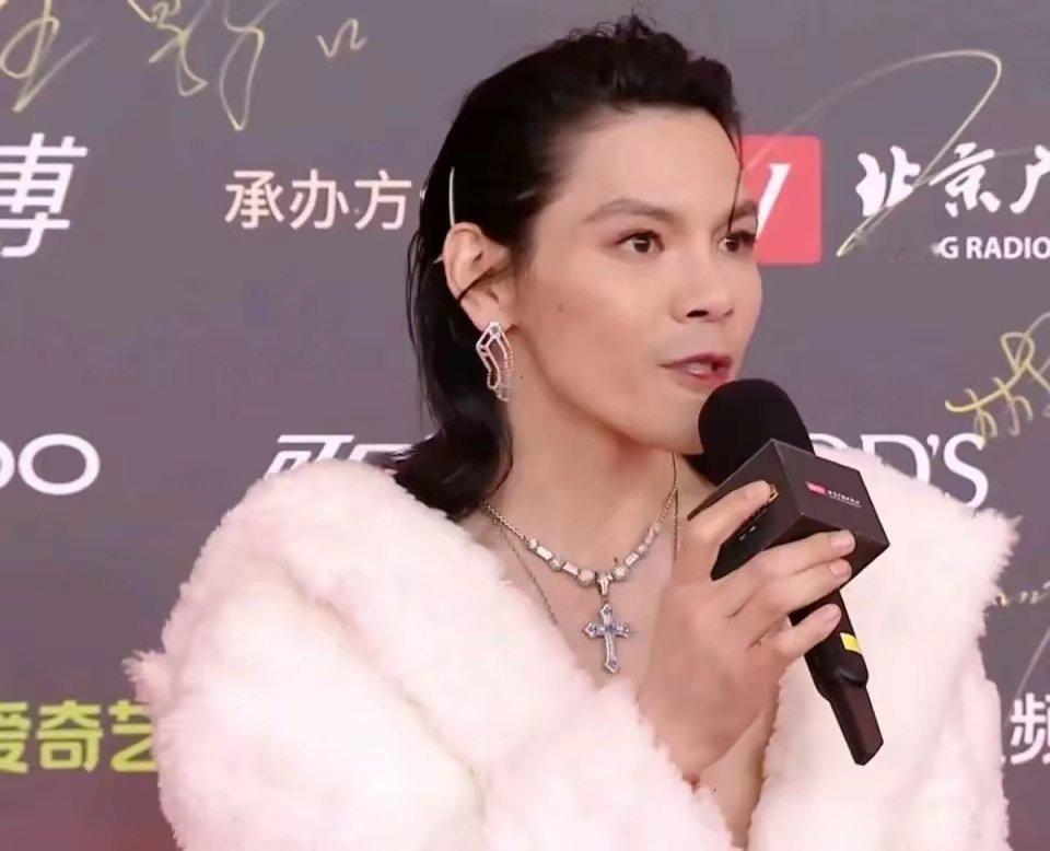 #向佐 我穿的其实是男装#向佐的这一行为打破了大家对男士时尚的刻板印象，证明男人