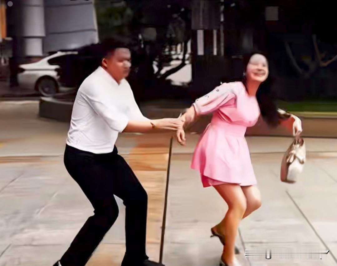 这对小夫妻在家吵得鸡飞狗跳闹离婚，俩人刚蹭到民政局门口，向来嘴硬得像块冻硬的馒头