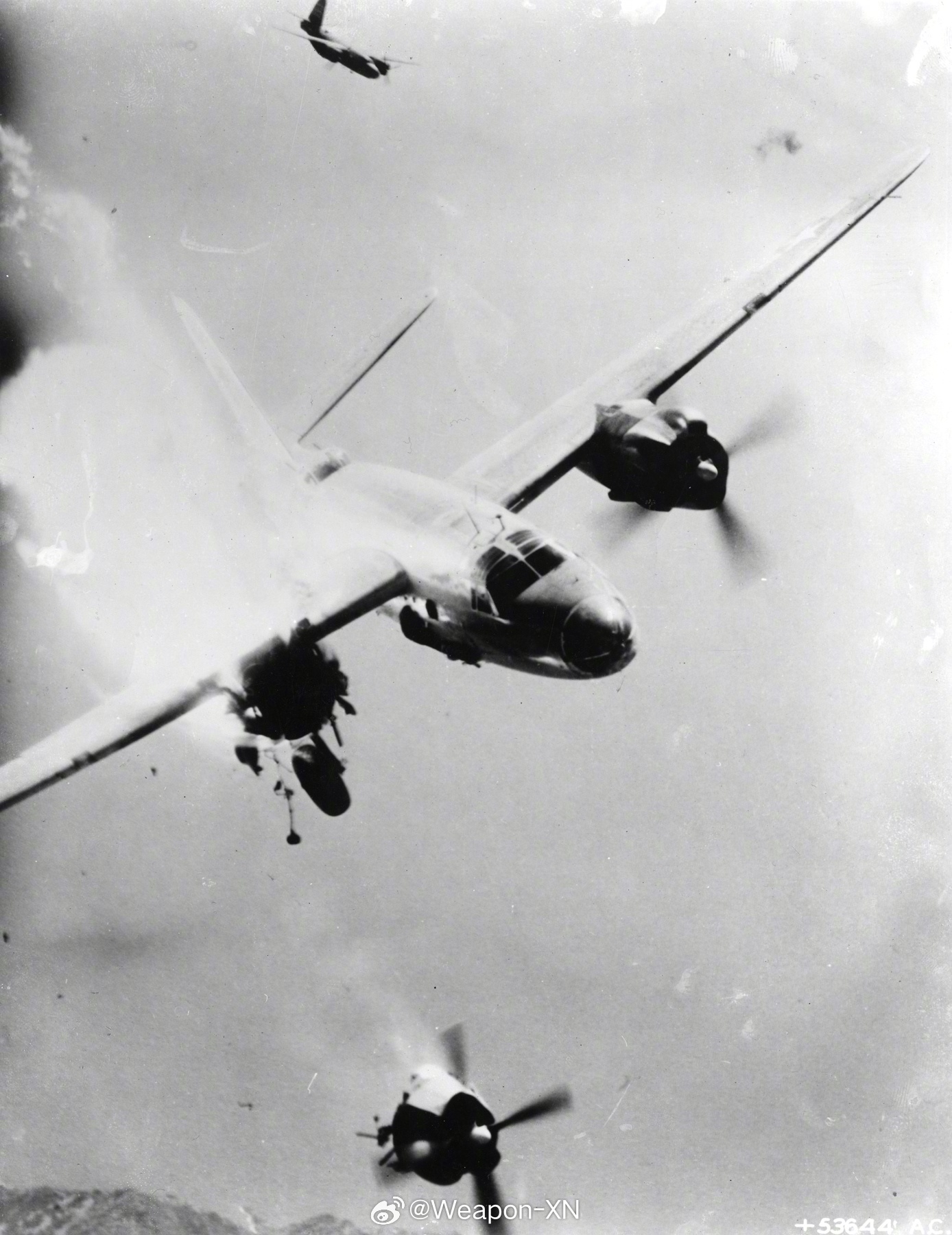 #照片中的历史[超话]# 1944 年 8 月 20 日，美国陆军航空队一架B-
