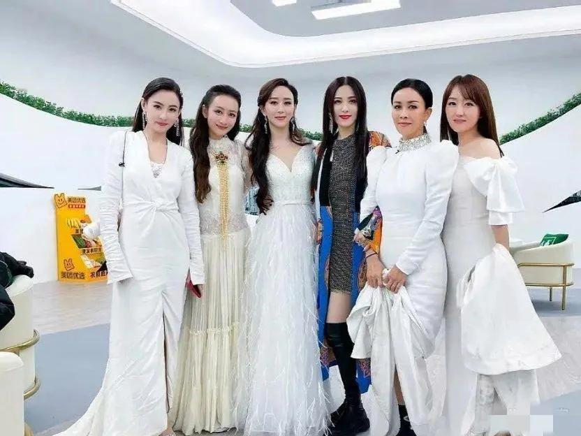 曾黎还不美？看看这照片 这么多女神，曾黎也是头牌！要论五官，图中张柏芝绝对是第一