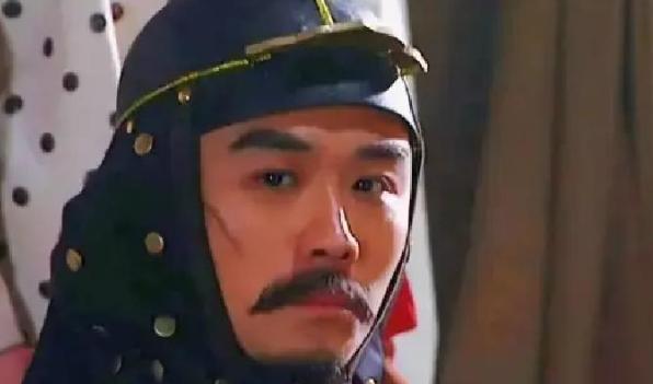 1737年，岳钟琪五十一岁。
 
他已经熬过五年监禁，也从一名手握兵权的老将，变