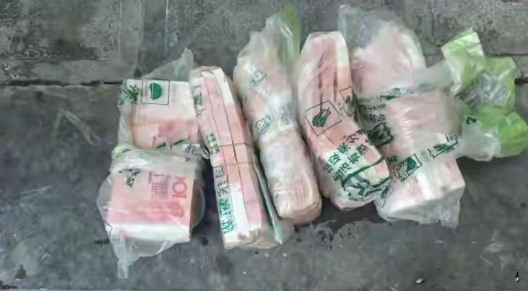 垃圾里翻出15万现金，很多人第一反应都在想同一个问题
 
看到宜昌环卫工人在生活