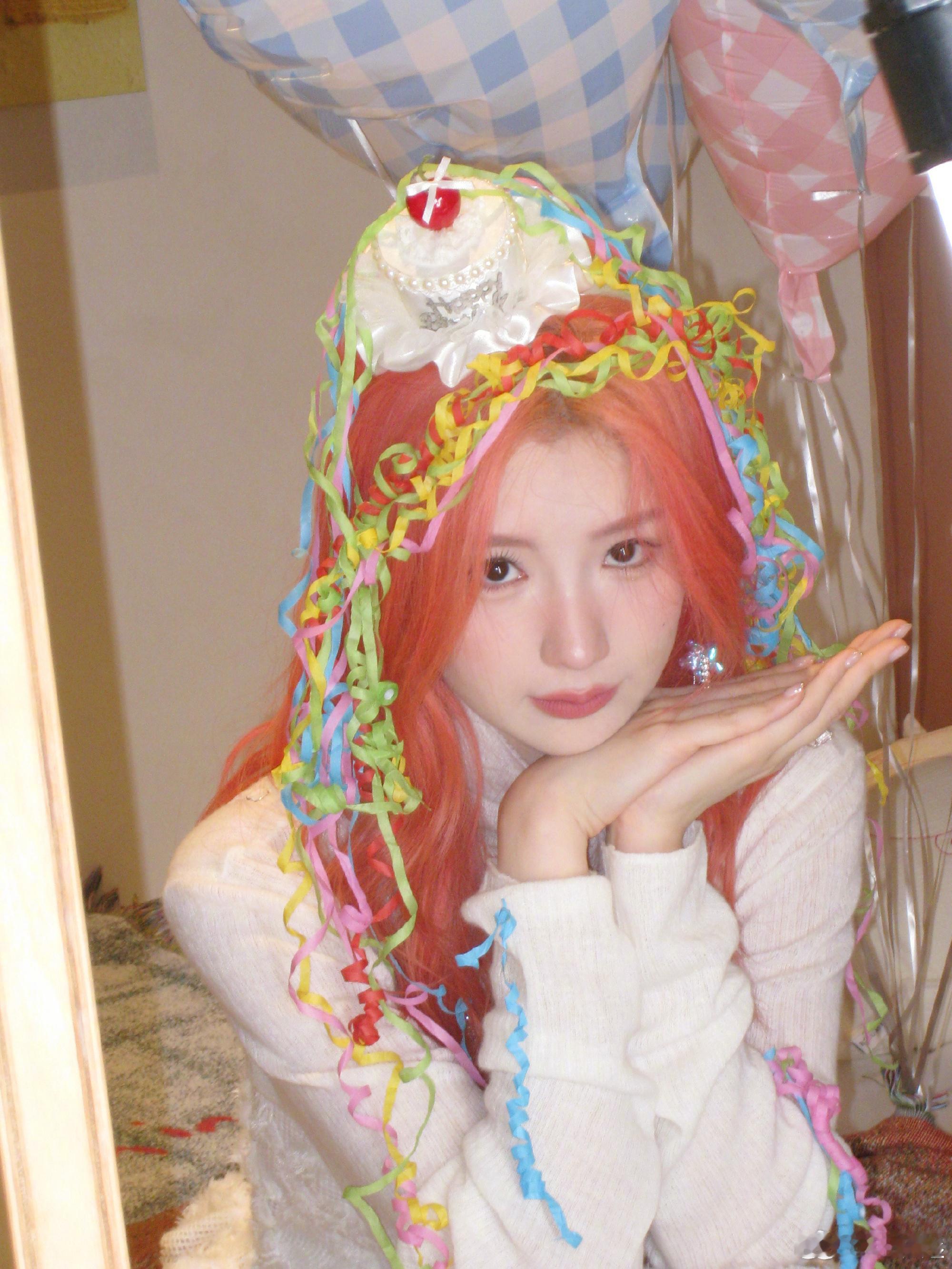 毛晓彤真的染了粉发毛晓彤除夕生日解锁粉发，造型清新又亮眼。粉色头发配上简单装饰，