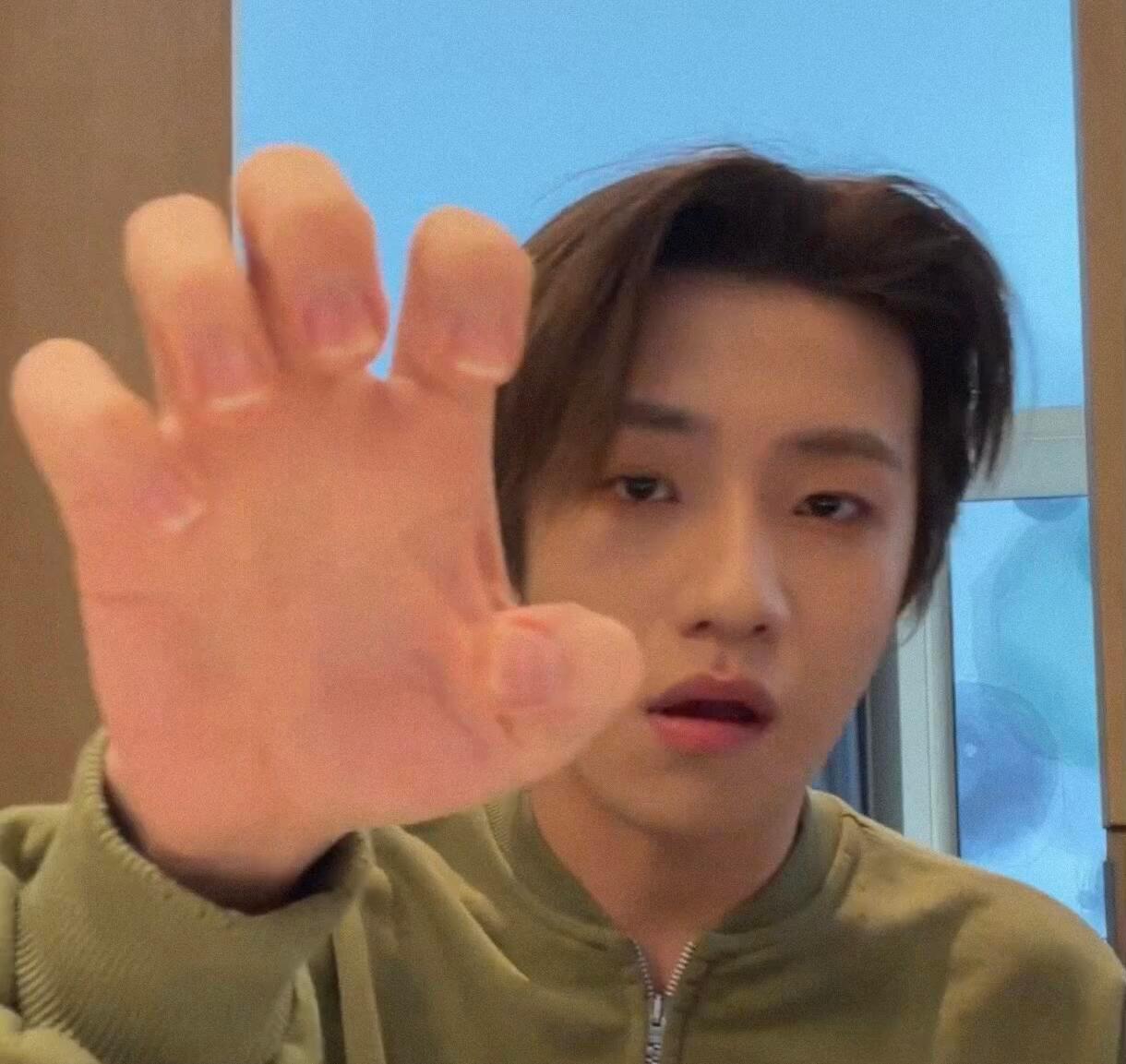 第一次在王一珩手上看到白指甲部分其实不爱看男人女人留指甲，但是看到王一珩居然有指