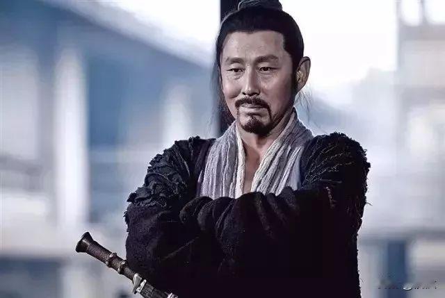 刘邦的官职是泗水亭亭长，这本身就是个小吏，而且刘邦还喜欢欺负比他官职更低的小官吏