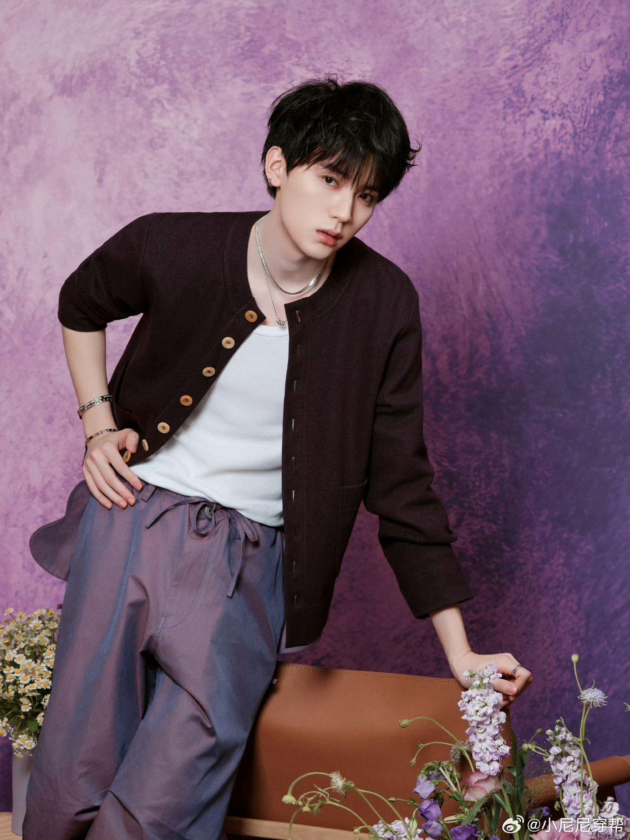 杨紫周翊然活动同台 活动现场直接被周翊然惊艳到！紫色穿搭清爽有型，同台亮相气场超