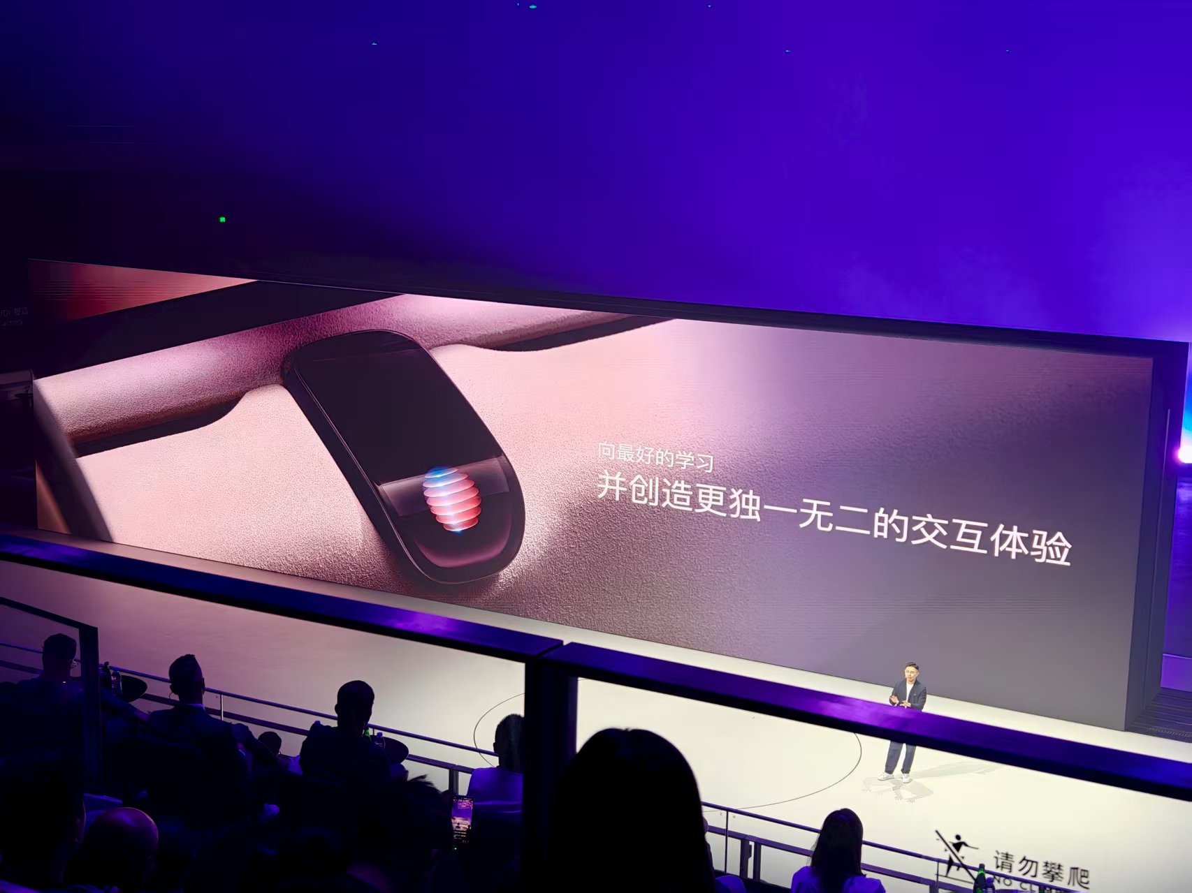 谢施奇在发布会上说：有人说我们的语音像Siri。AUDI对于自己的语音控制水平，