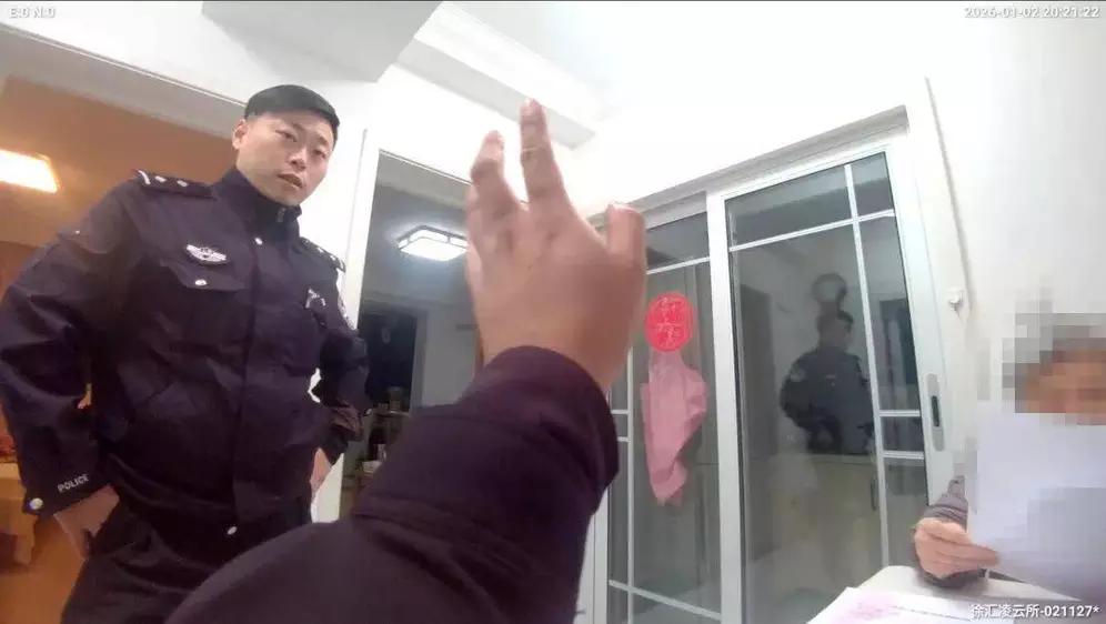 现在针对空巢老人的财产诈骗可太猖獗了。上海有位许阿婆，银行卡里十几万就这么“蒸发