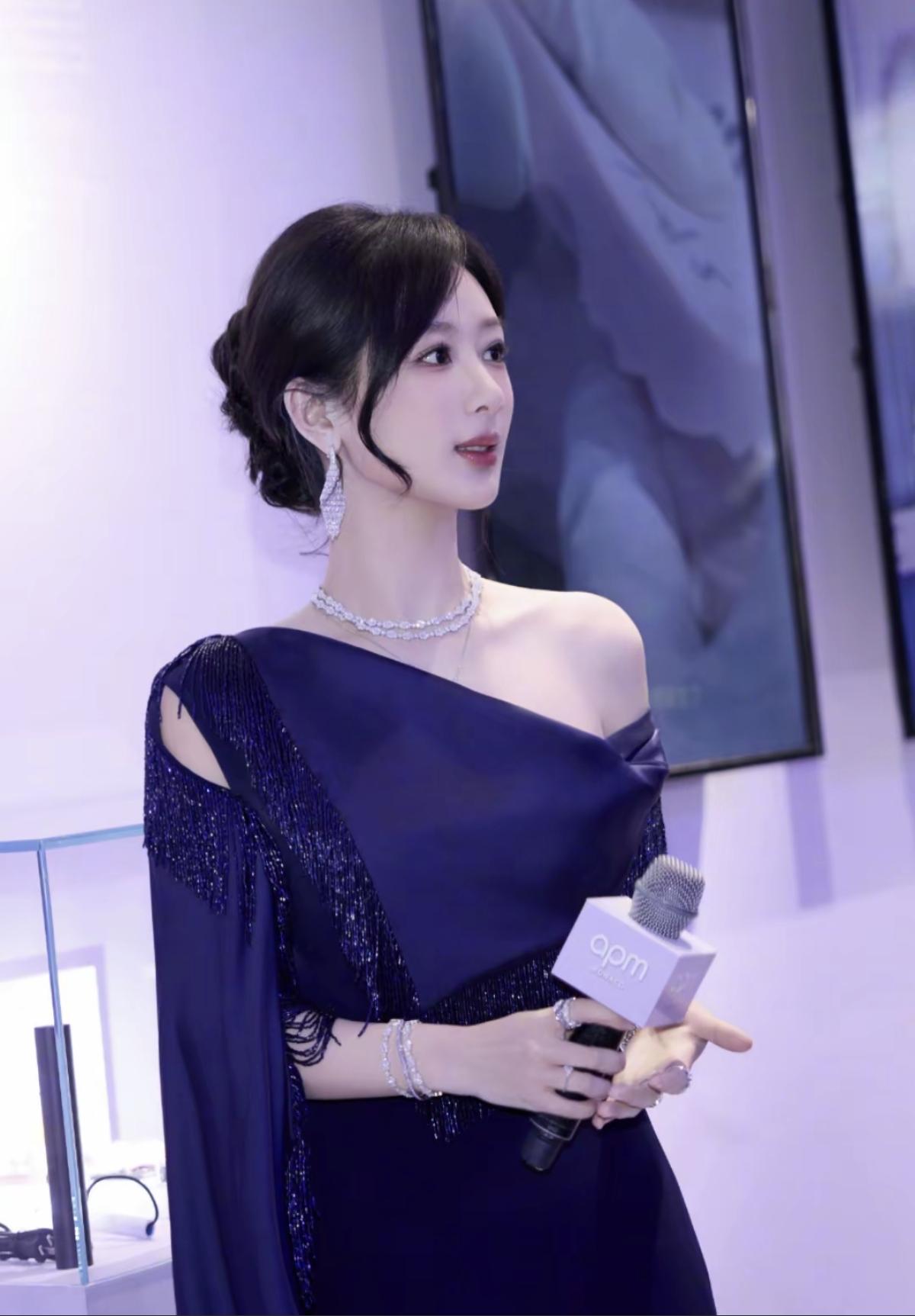 被杨紫的APM造型美到失语！宝蓝礼服勾勒优越肩颈线，钻光闪耀显贵气又不俗气，生图