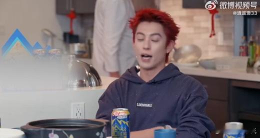 王鹤棣净干跟人没关系的事儿 看完王鹤棣学驴叫和学马叫，我深刻怀疑他是不是去草原进