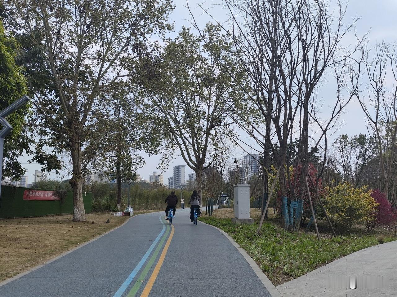 春日晚风温柔又治愈，
烟火人间，
处处皆是小美好！

放慢脚步感受当下，
告别浮