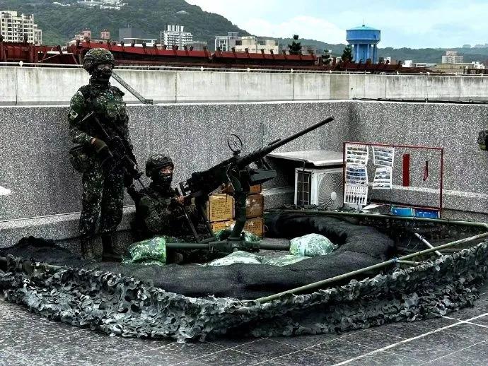 精锐的台军，用精锐的M2重机枪和现场张挂的解放军各式军机识别图片现学现用，准备精