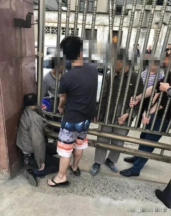 四百斤大门轰然倾覆压住路人，七十五岁老街邻徒手撑起重物救人。市井街坊的暖心瞬间直