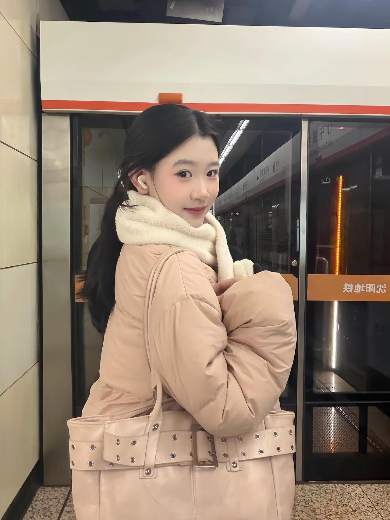 一个20岁 的小人