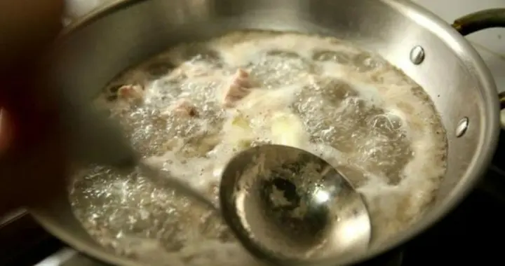 炖肉时出现的浮沫，是营养精华还是脏东西？该不该撇去？