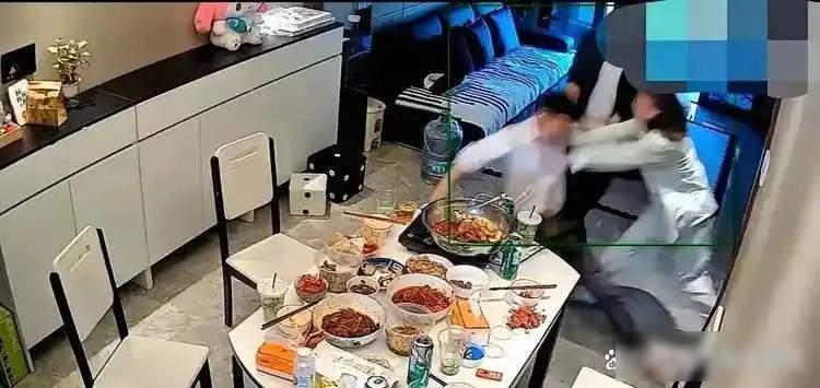 五一假期的时候，浙江的王女士家里装的监控，拍下了特别崩溃的一幕。

那天她丈夫带