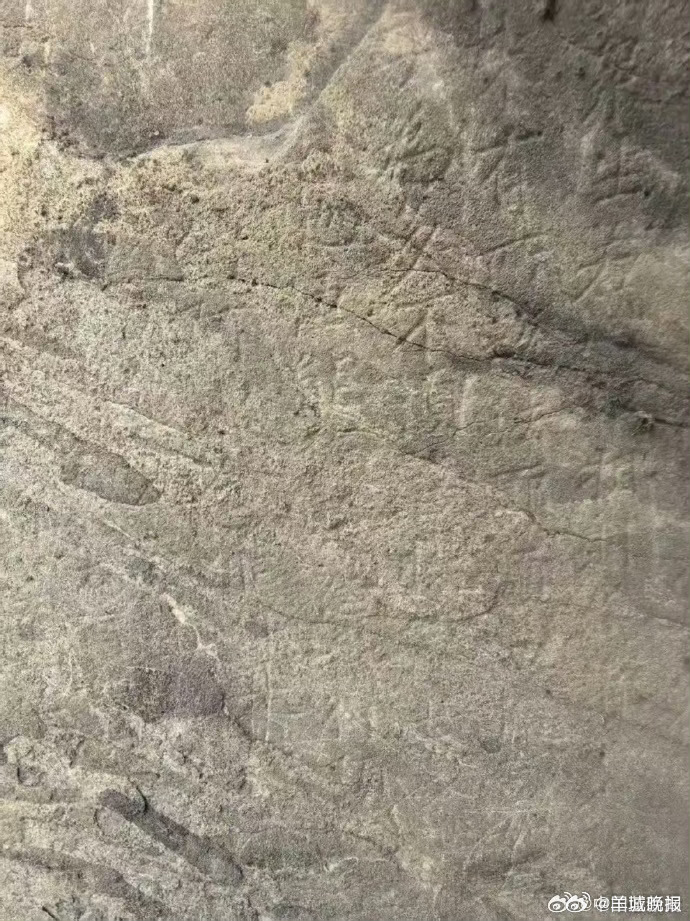 【#龙门石窟新发现一处石刻金刚经#】近日，在洛阳龙门石窟，工作人员发现一处唐代石