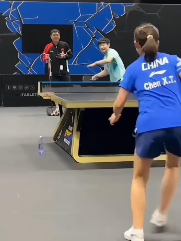 训练期间的莎莎，不会说外语的两个国乒实力，两个女队训练，教练在后面拿着小杆子，这