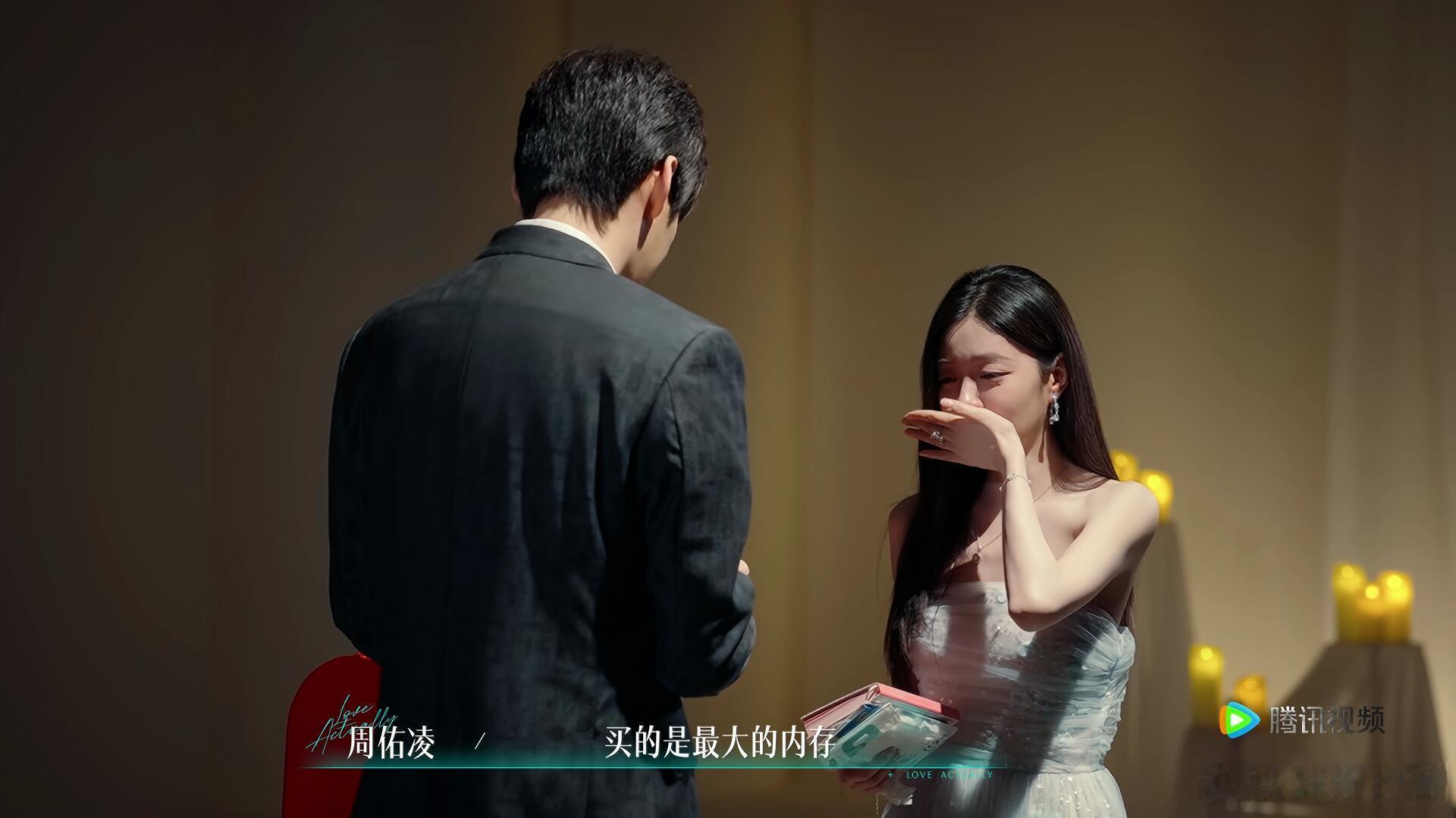 周佑凌送柳柳手机 救命！恋综封神片段来了，柳周甜蜜接吻，周佑凌霸总式送上手机，真