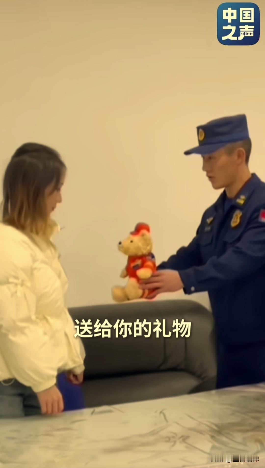 白衣小姐姐凌晨四点在早餐店为消防员默默买单，消防员说那一碗米粉是这个冬天最温暖的