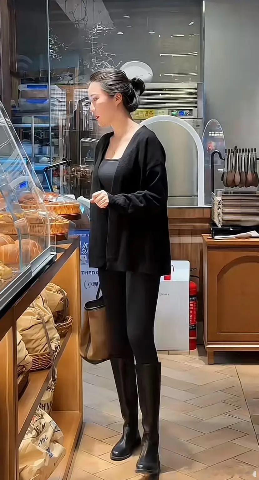 落落大方，中式标准女性，看着就很舒服。 