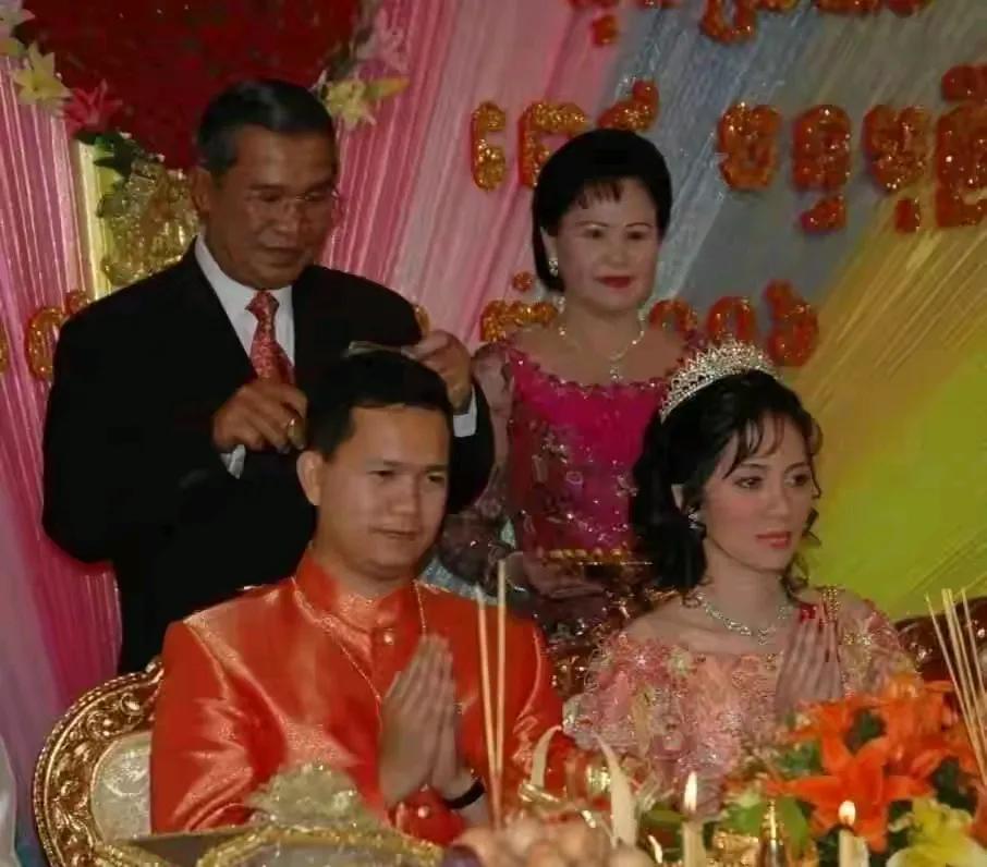 一张照片两对夫妻，都穿得挺喜庆的，男帅女美。洪森夫妇一生一世一双人幸福一生，这样
