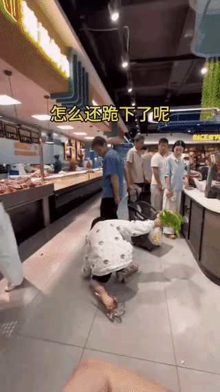 这个姑娘由于个子矮了一点，就穿上一双超厚高跟鞋去逛商超，但是没走几步，就摔了一个