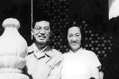 1960年，北大教授张文裕回到家，却发现妻子只留下一封信就离开家，从此音讯全无。