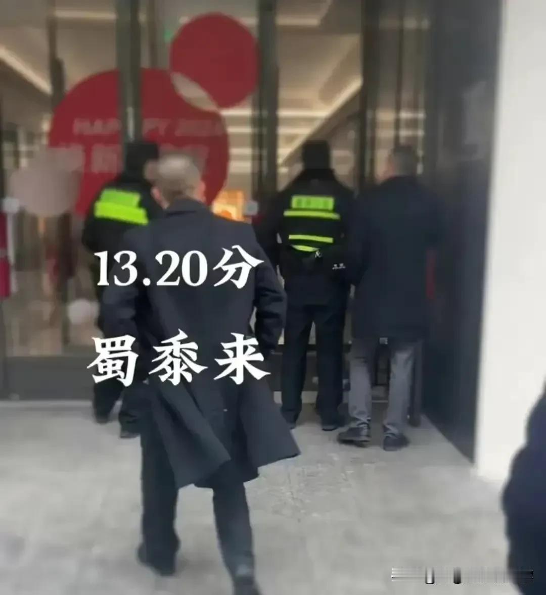南京中央商场张贴明显日本国旗风格的宣传贴，这么明显的隐喻，公司上下就没有人看得出