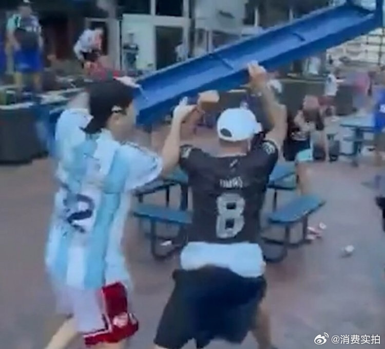 【曝阿根廷球迷在美国街头互殴】曝阿根廷球迷内讧 7月15日世界杯半决赛英阿大战前
