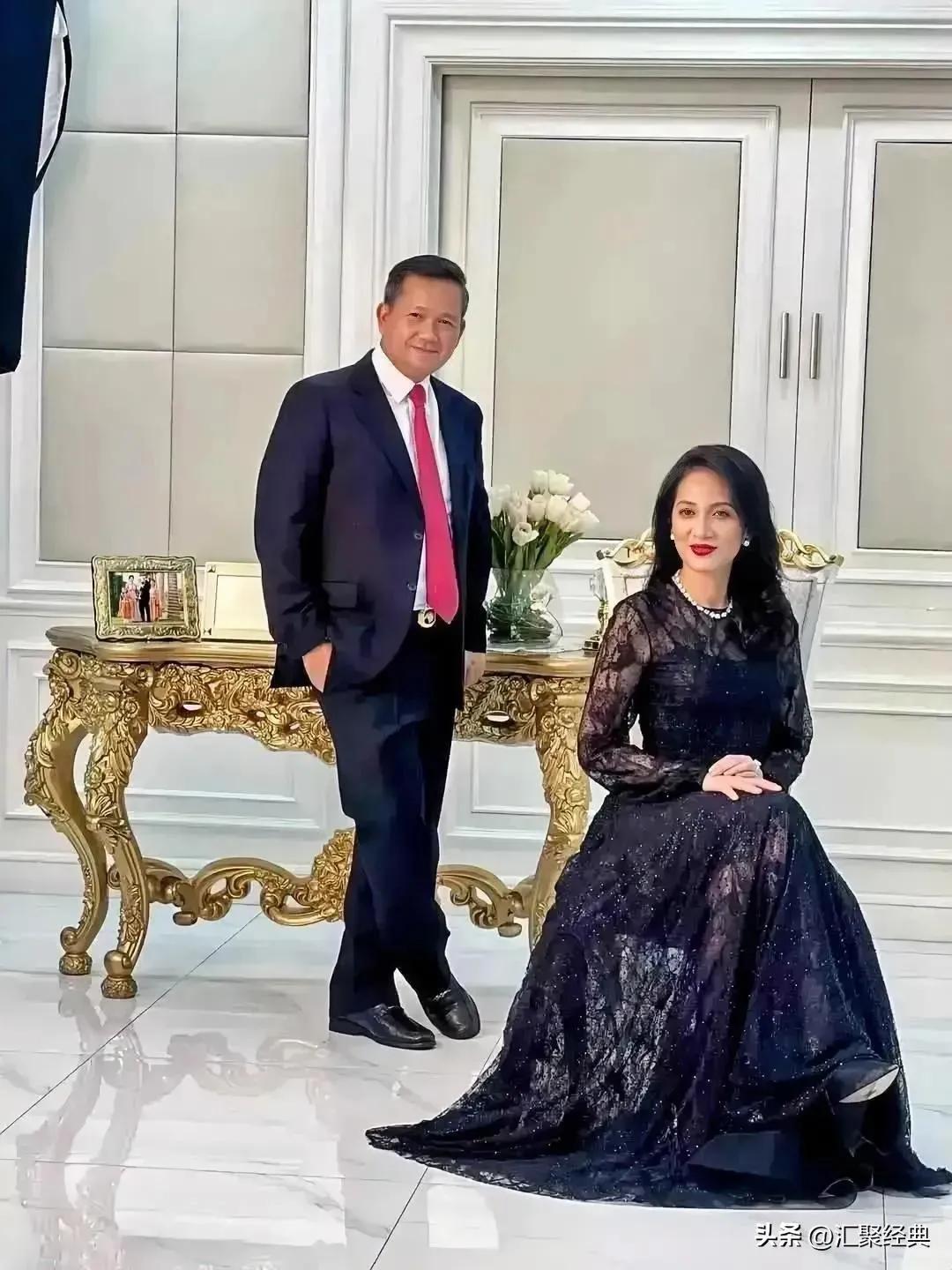 洪玛内长相可爱儒雅，他妻子长得高鼻梁大眼睛的。那时他们爱子出生，夫妻俩都笑成了花