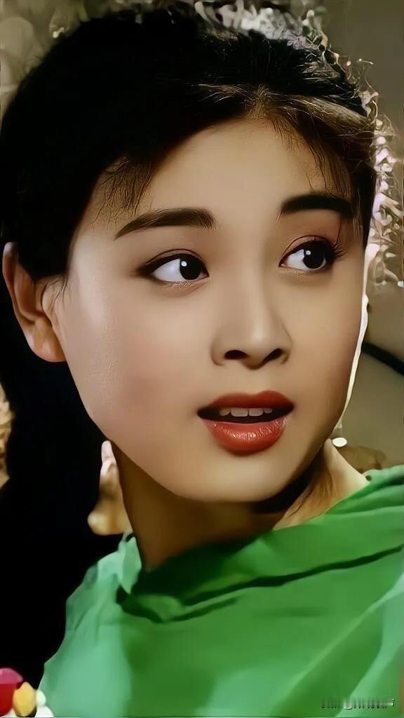 1970年，她出生于辽宁沈阳，1988年，考入了吉林艺术学院表演本科班，在校时就