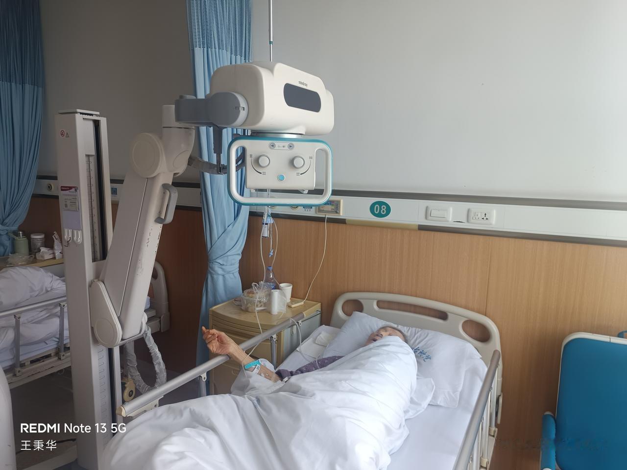 没想到，还有这样的神器，检查设备可以推到床前，给病人拍X片。
老人半夜尾骨处突然