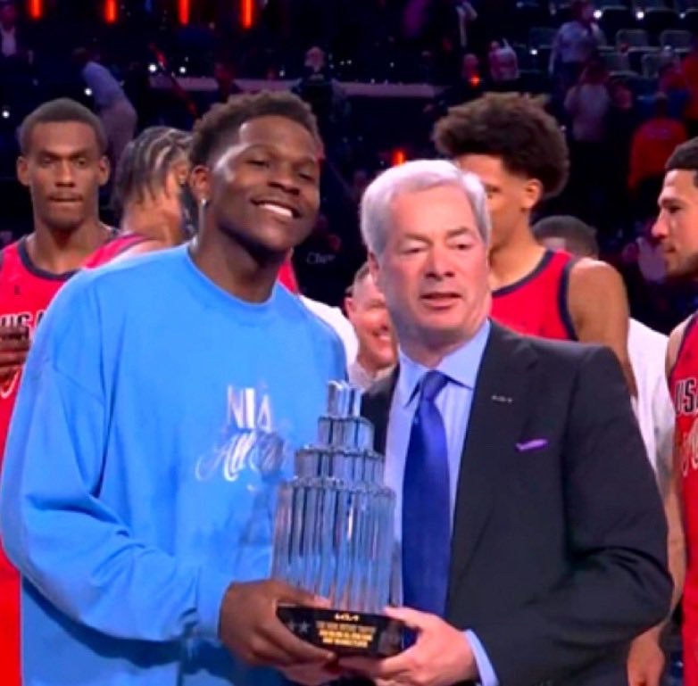 爱德华兹捧起2026全明星MVP！扮猪吃老虎，开始以为不打定妆照都没拍，实际全情