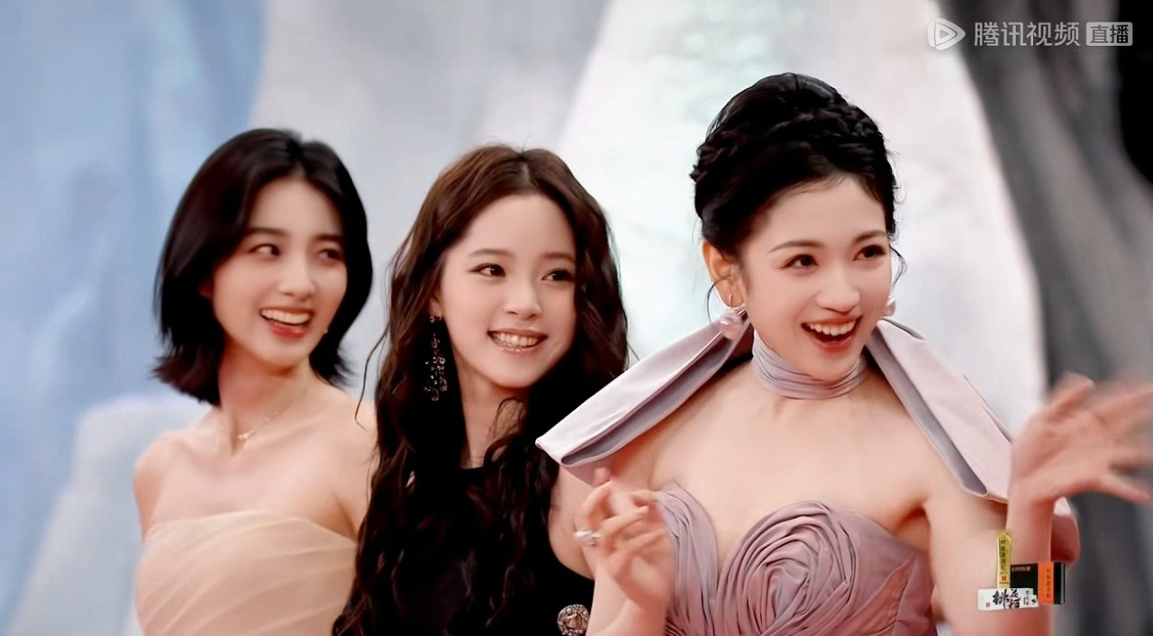 代露娃今天好像那个汤姆的梦中情猫。。。萌啊。。。 