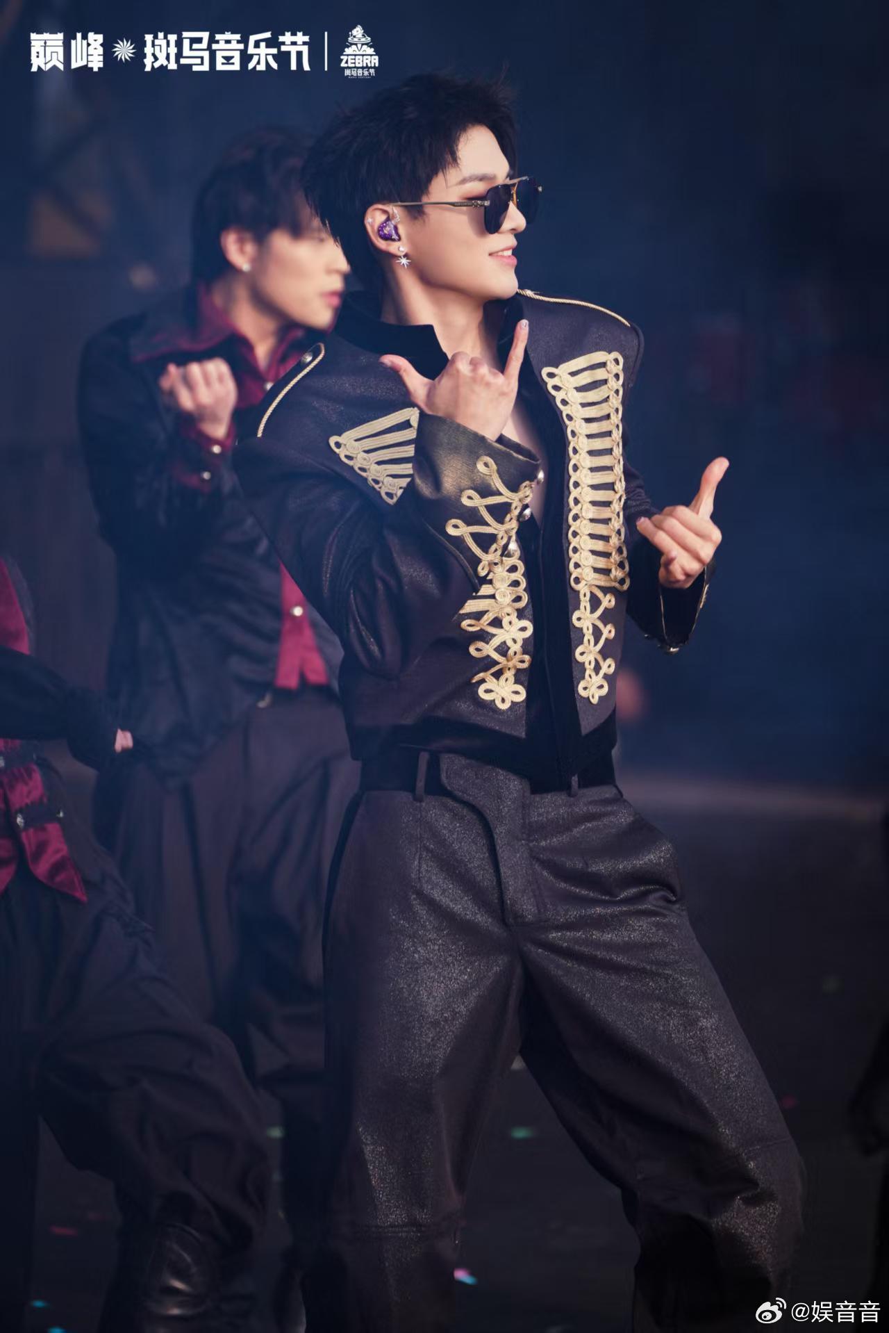 姚琛腹肌富有且慷慨姚琛腹肌生图 谁懂深V带来的顶级心动！姚琛真的毫无保留，生图里