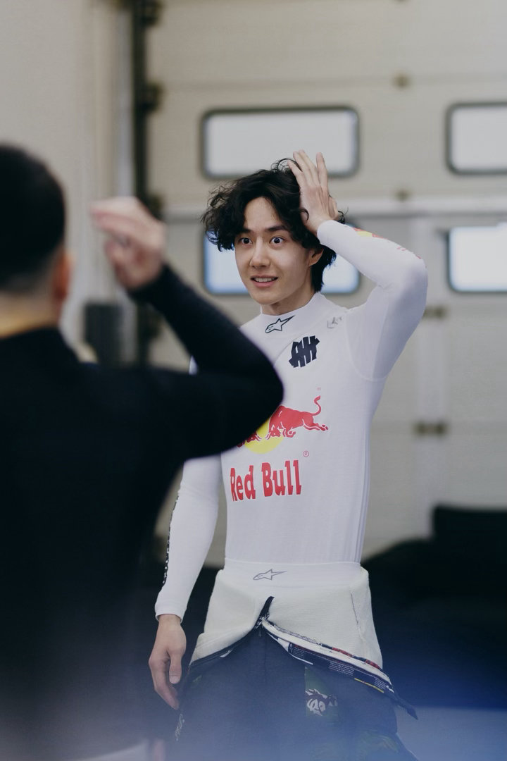 王一博当拽萌小狼遇上赛道王者王一博打破常规不被定义 王一博，当拽萌小狼遇上赛道王