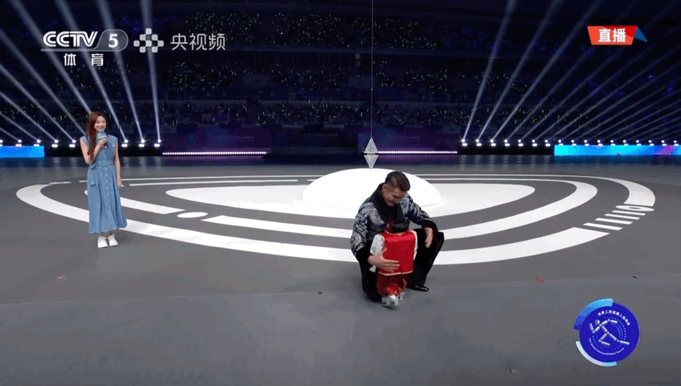 胡兵与小巨人最萌身高差 胡兵走T台时气场两米八，一到小巨人身边身高差瞬间戳中萌点