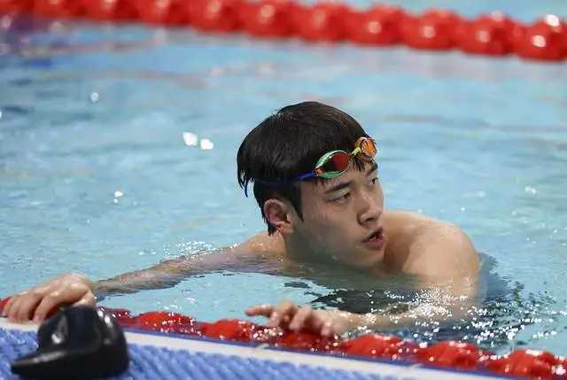 两单项折戟后 潘展乐100米 主项成救赎唯一稻草 北京时间11月13日，第十五届