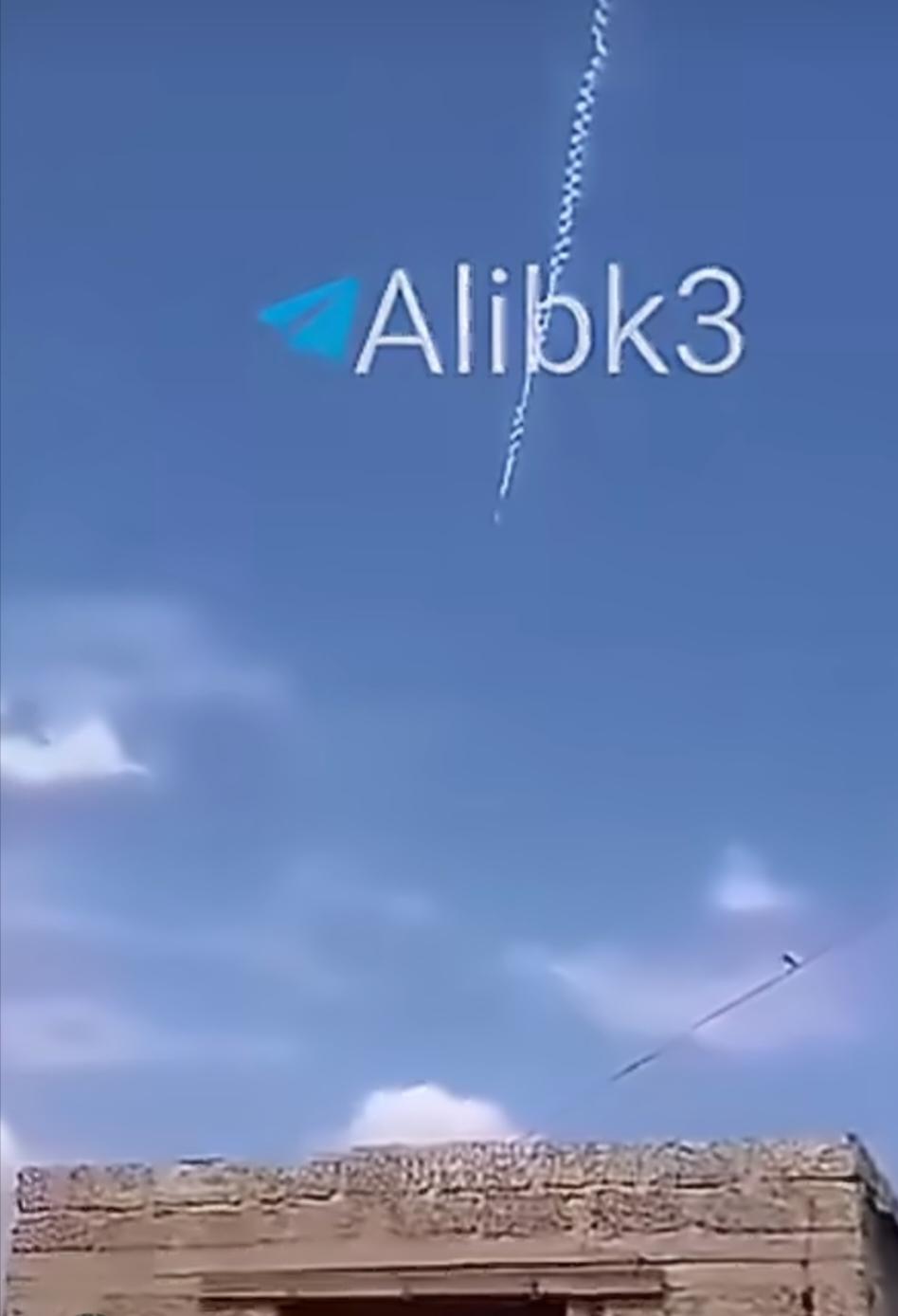 稍早前，一架沙特空军的无人机在也门扎马尔省阿尔哈达县上空被击落。最近沙特的无人机