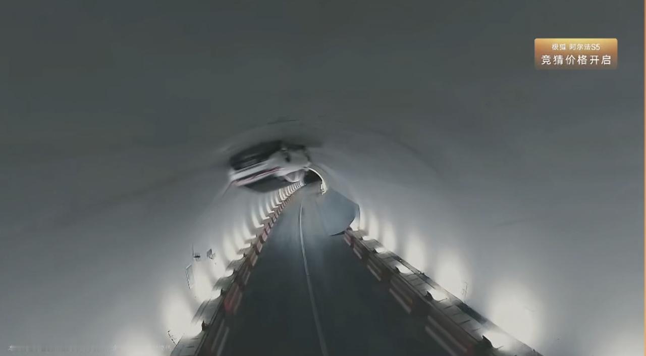 大家知道这个操作是在致敬谁吗？没想到极狐阿尔法S5居然可以这么牛？真心没有想到，