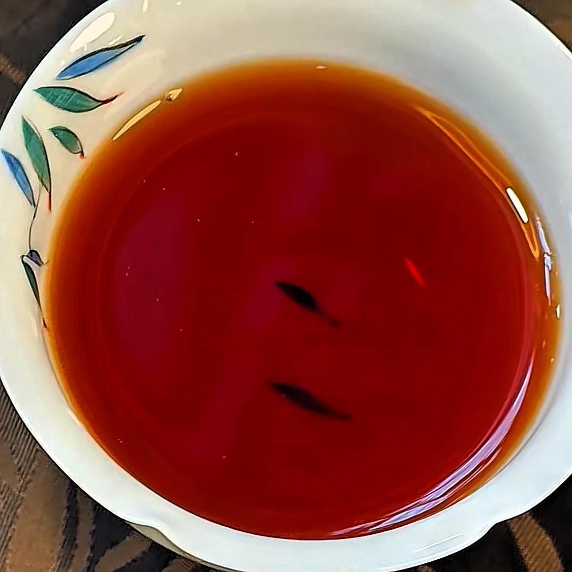 “绵密细腻中有一种沙沙的感觉”，超出一般对茶的认知。在花店竟然喝到一泡神奇的六堡