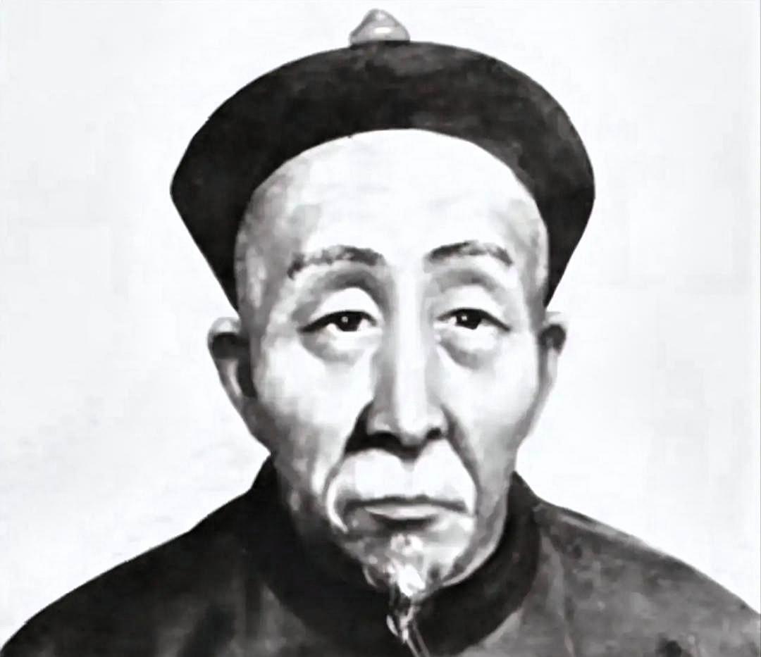 乾隆三十七年，乾隆让刘墉查内奸，刘墉在家喝了七天茶，上朝后问乾隆：皇上，您戴的佛