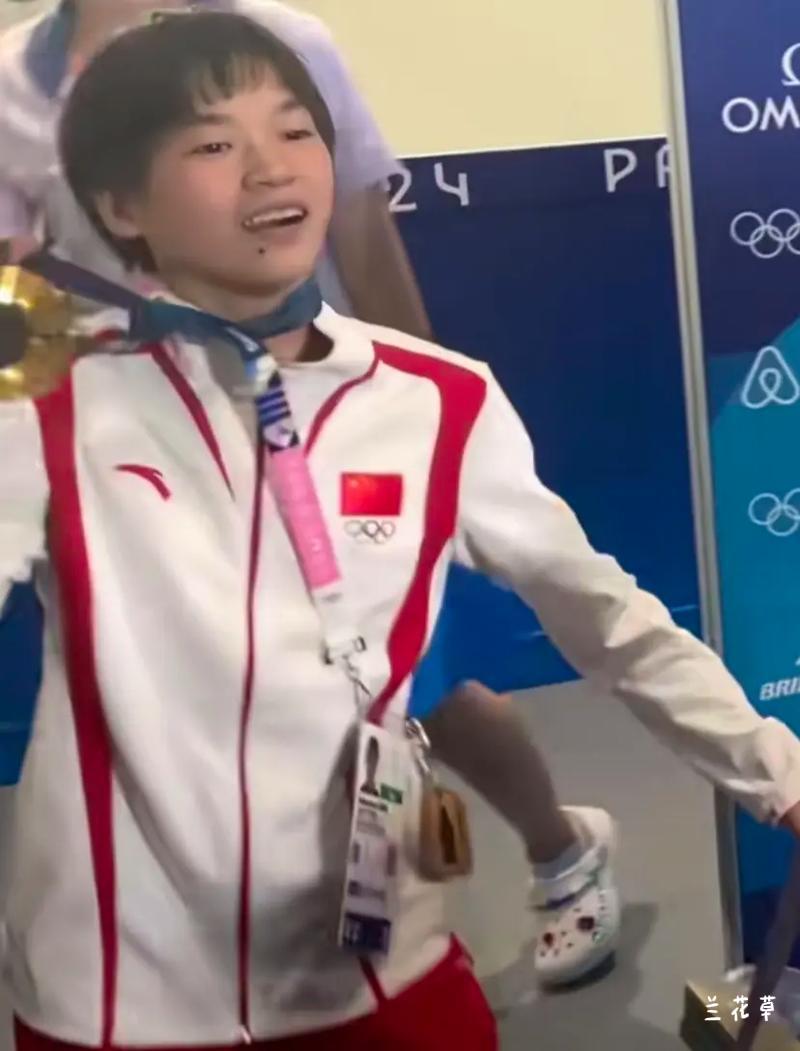 赛台上的霸气，生活中的逗趣，形成了一个血肉饱满的少女运动员的形象。
奥运三冠王全